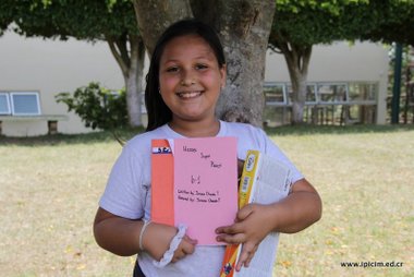 Ganadora book contest en la Escuela